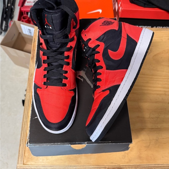 Jordan 1 OG High Hyper Orange, size 11.0 (OPEN TO OFFERS) - Picture 2 of 5